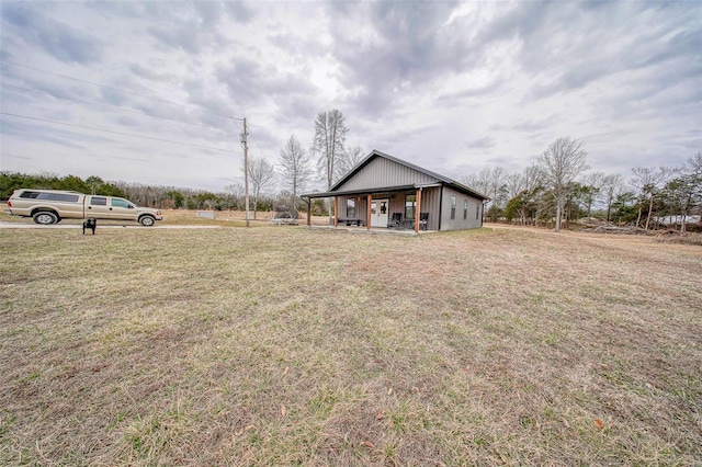 view of front facade with covered porch and a front lawn