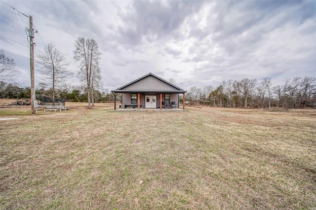 view of front of home featuring a trampoline and a front lawn