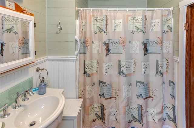 bathroom featuring a shower with curtain and a sink