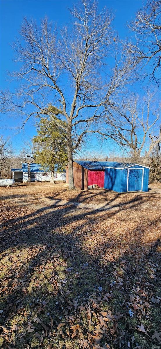 view of yard featuring an outdoor structure