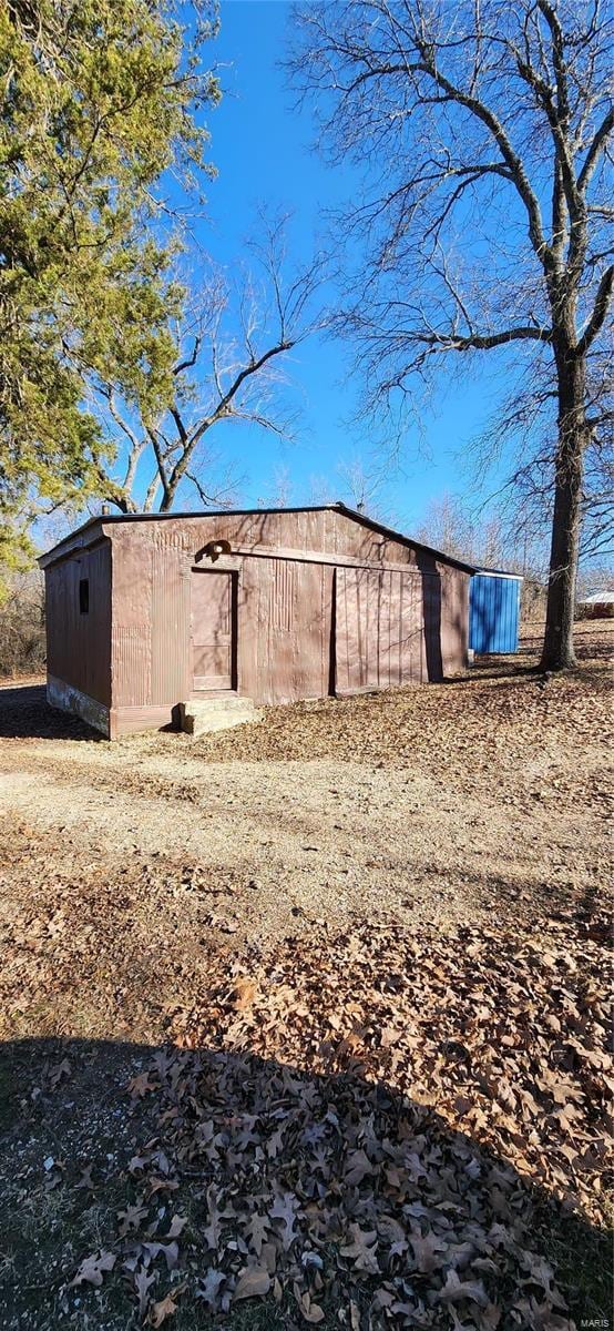 view of yard with a pole building and an outdoor structure