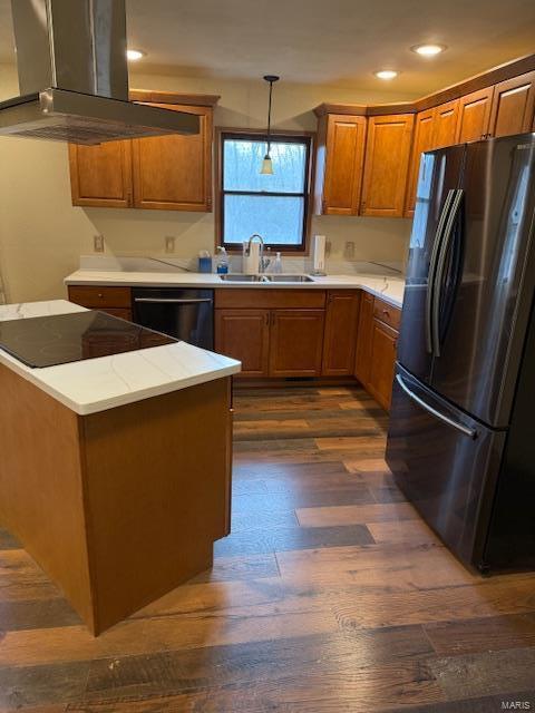 kitchen featuring range hood, dark wood-style flooring, freestanding refrigerator, a sink, and dishwashing machine