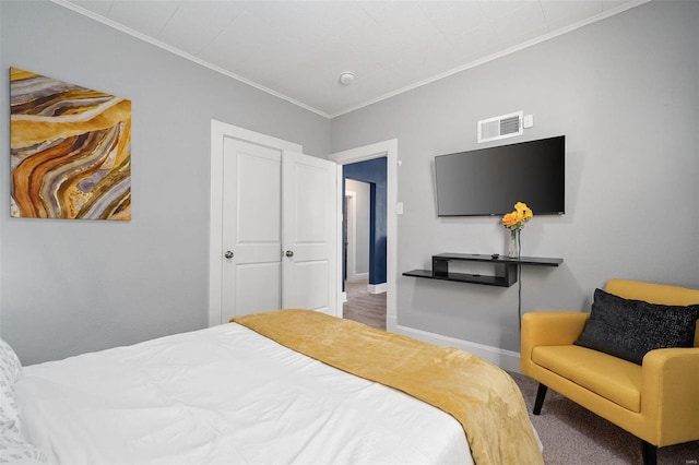 bedroom featuring carpet, baseboards, visible vents, and crown molding