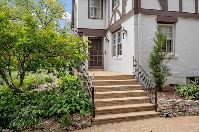 view of exterior entry with stucco siding