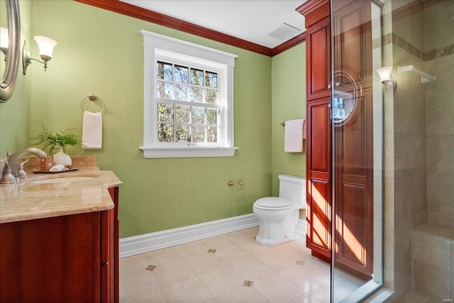 full bath featuring toilet, vanity, baseboards, tiled shower, and crown molding