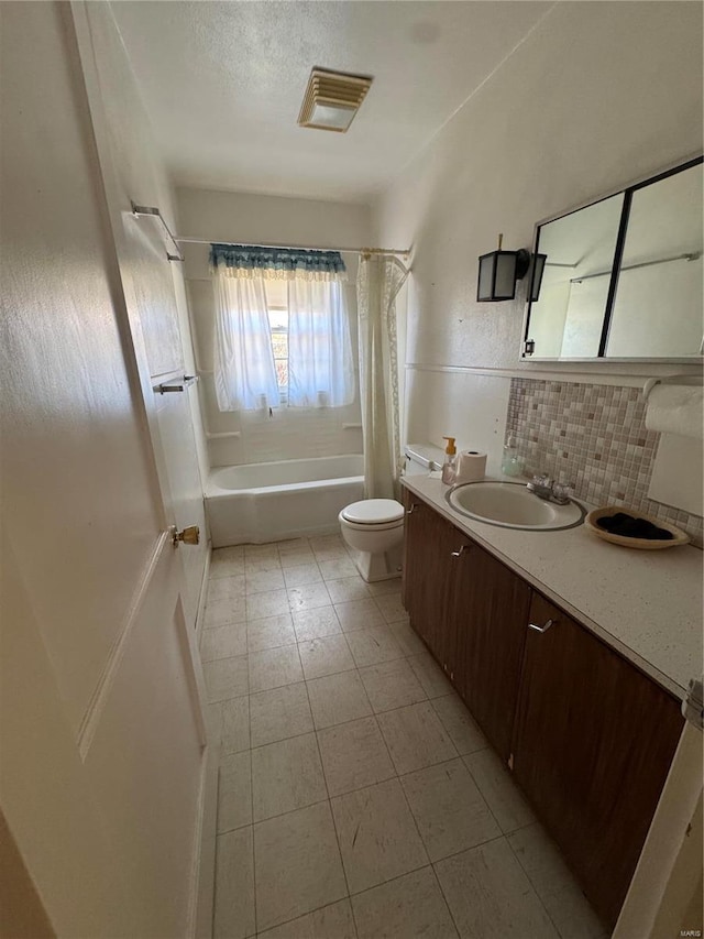 full bath with toilet, visible vents, vanity, backsplash, and shower / bathtub combination with curtain