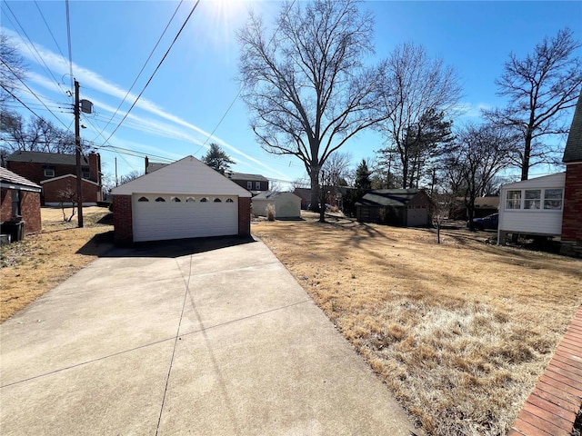 view of yard with an outdoor structure and a detached garage