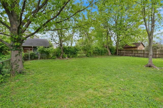 view of yard featuring a fenced backyard