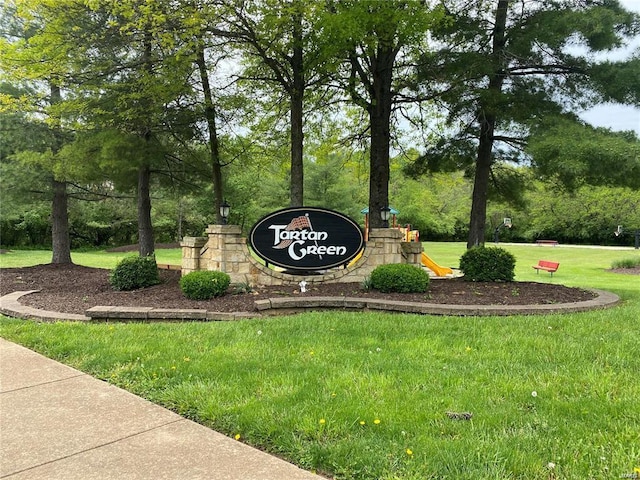 community / neighborhood sign featuring a lawn