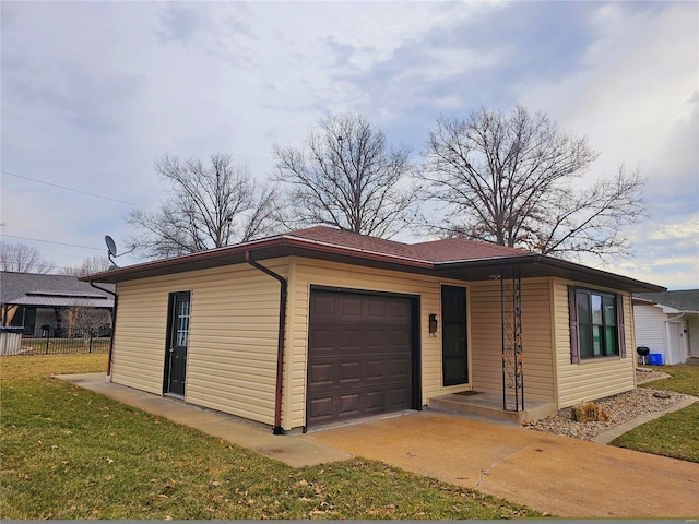 view of front facade with an attached garage, fence, and a front yard