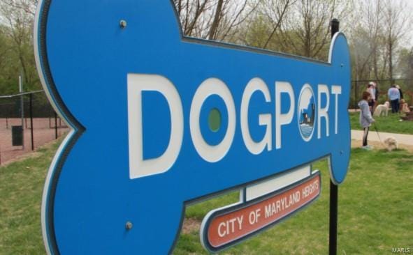 community sign featuring a yard and fence