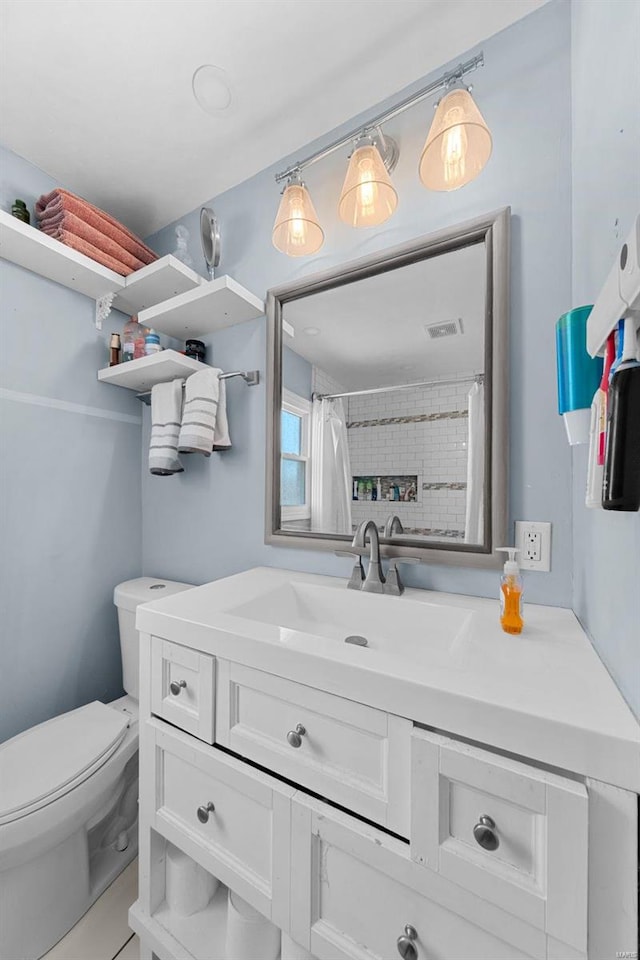 full bathroom with toilet, visible vents, a shower with shower curtain, and vanity