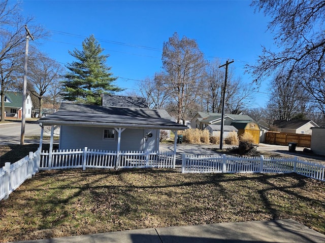 view of front of home with a fenced front yard