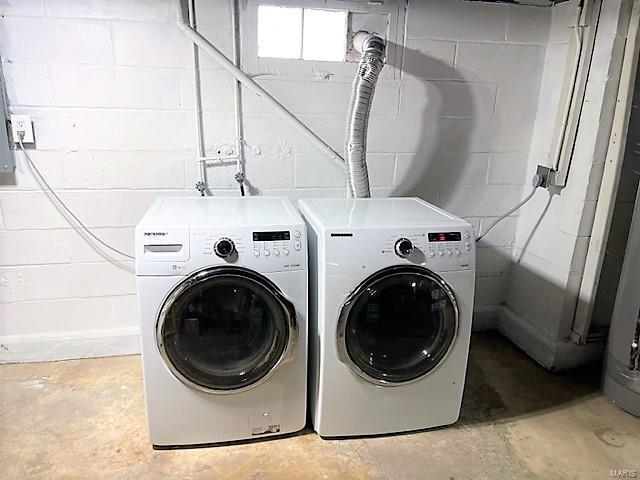 laundry room with laundry area and washing machine and clothes dryer