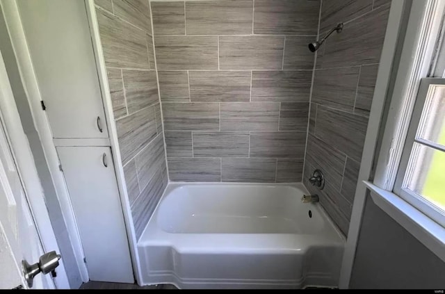 bathroom with washtub / shower combination