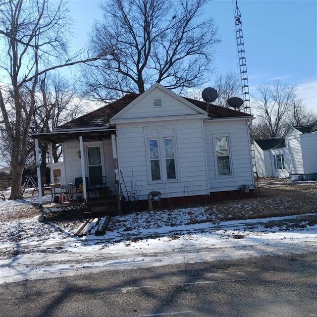 view of front of property featuring a porch