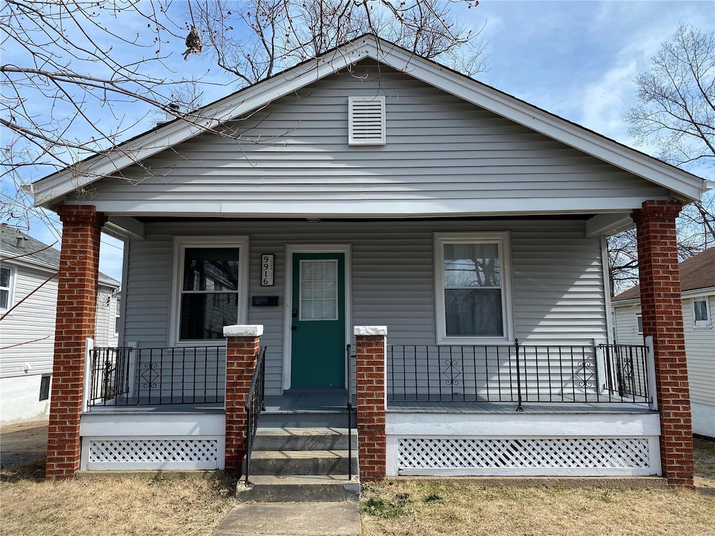 view of front of property featuring covered porch