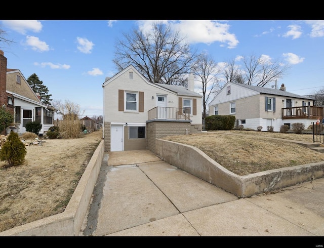 view of front of home with driveway and a residential view