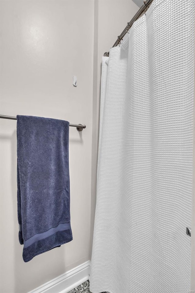 full bathroom with curtained shower