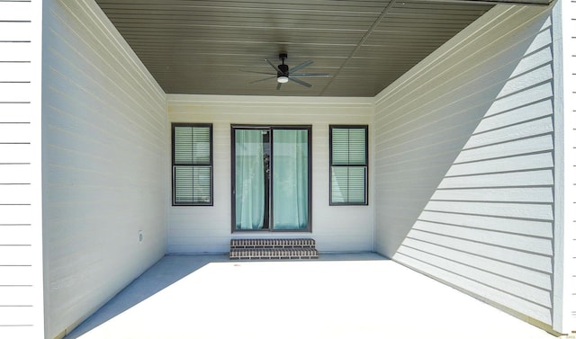 property entrance with ceiling fan