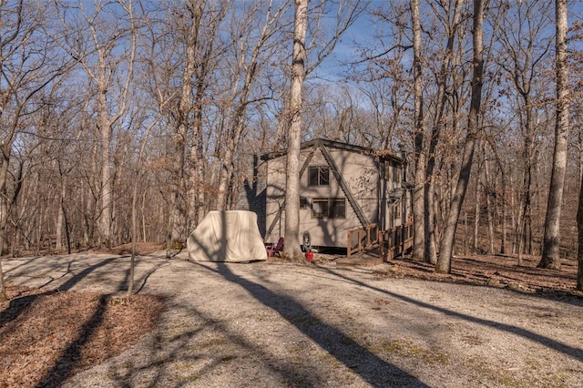 view of yard featuring driveway