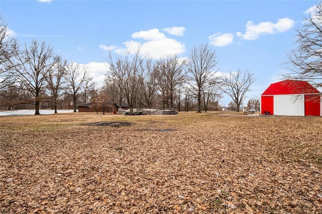 view of yard with an outbuilding