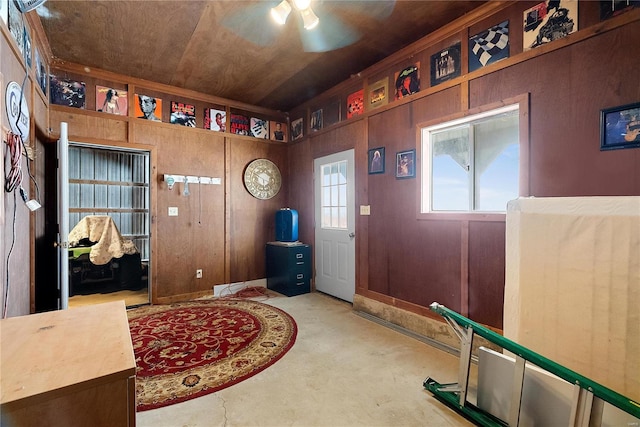 foyer featuring concrete floors and ceiling fan