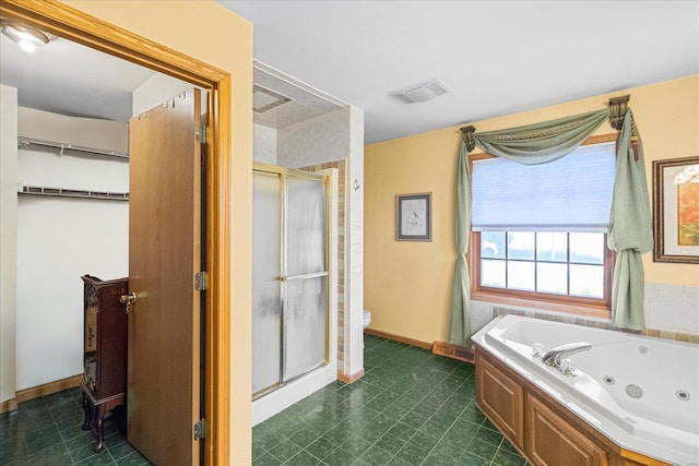 full bathroom featuring toilet, visible vents, baseboards, a jetted tub, and a stall shower