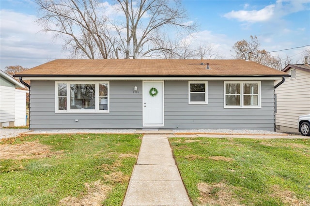 view of front of property featuring a front lawn