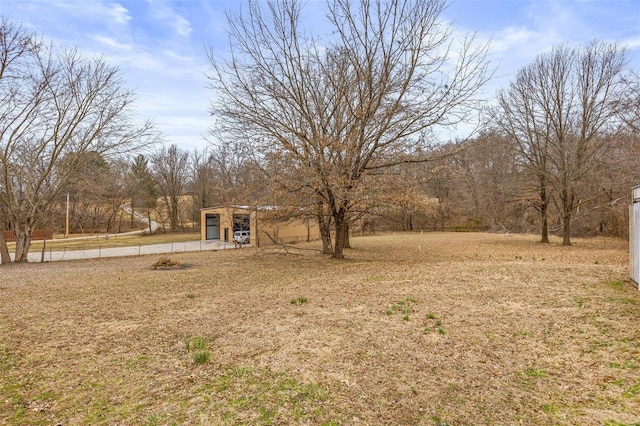 view of yard featuring an outbuilding