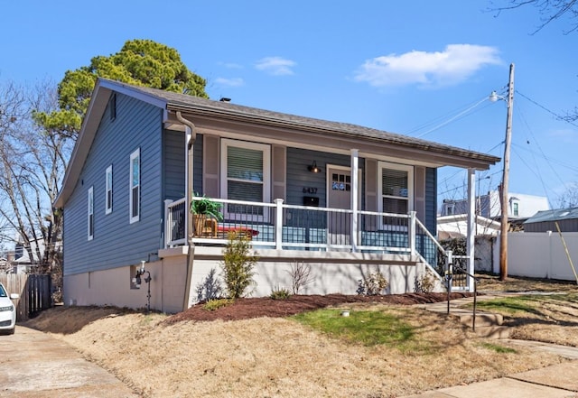 view of front of house featuring fence and a porch