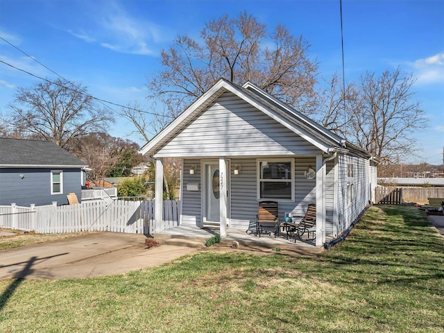 view of front of house featuring a porch, a front yard, and fence