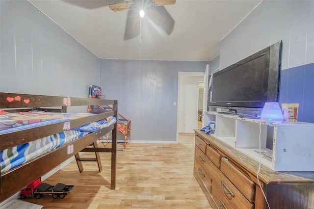 bedroom featuring light wood-style floors, baseboards, and ceiling fan