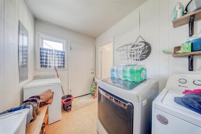 laundry room with laundry area and independent washer and dryer