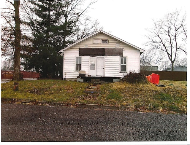 bungalow-style house featuring fence