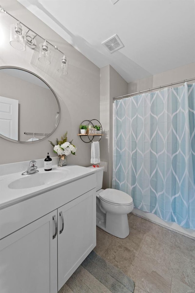 bathroom with toilet, a shower with curtain, visible vents, and vanity