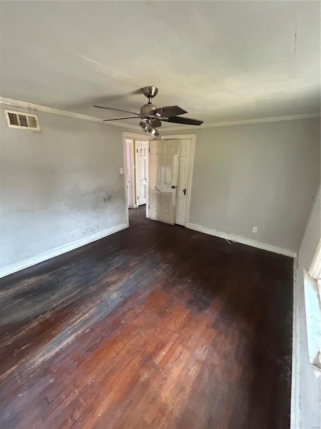 unfurnished room featuring dark wood-style flooring, visible vents, ornamental molding, ceiling fan, and baseboards