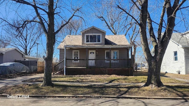 view of front facade with covered porch and fence