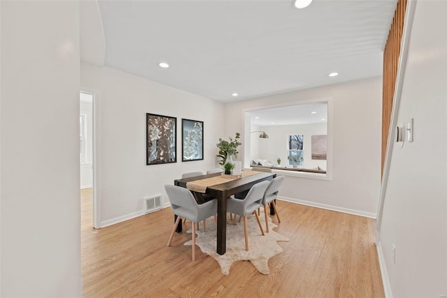 dining area featuring recessed lighting, light wood-style floors, and baseboards