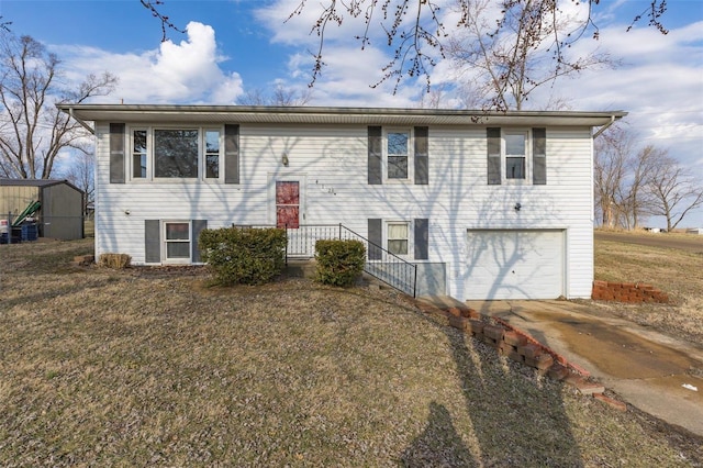 split foyer home featuring a garage, driveway, and a front yard