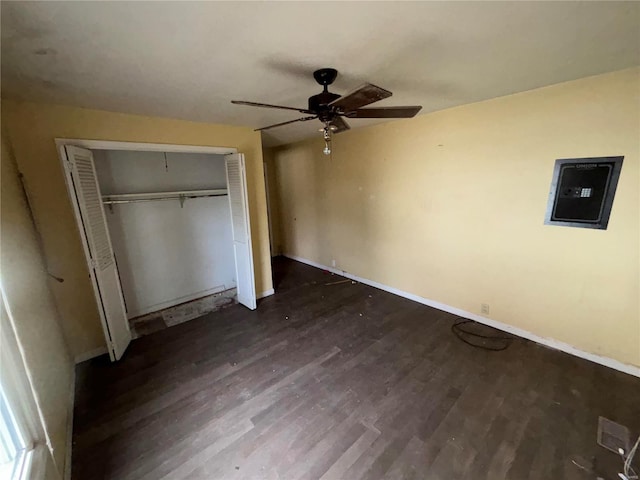 unfurnished bedroom featuring a closet, dark wood finished floors, baseboards, and ceiling fan