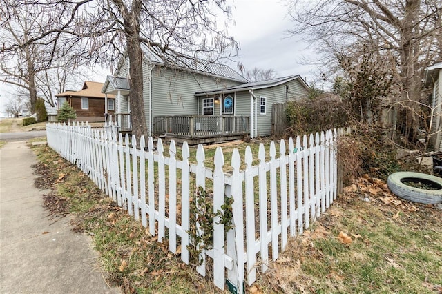 view of front of home featuring a fenced front yard