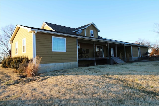 view of front of property featuring a porch and a front lawn