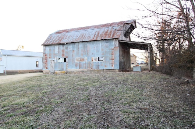 view of barn featuring a lawn