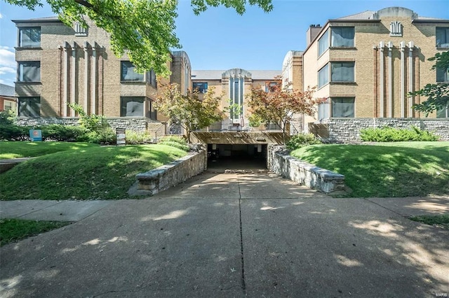 view of home's community featuring a yard