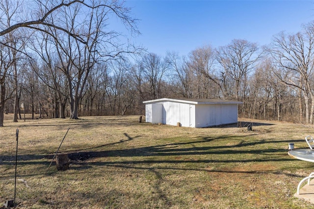 view of yard featuring an outbuilding