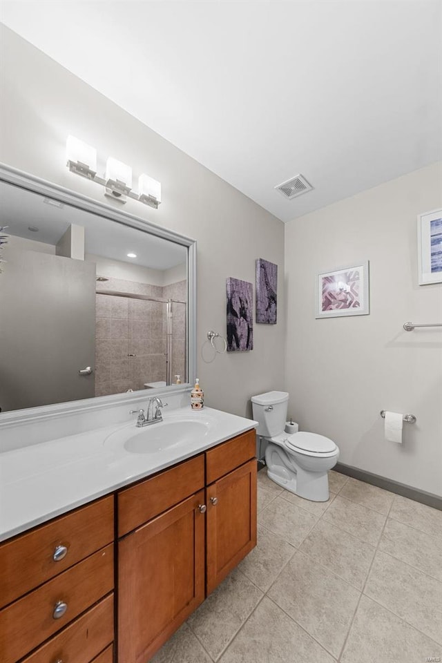 full bathroom with visible vents, toilet, vanity, tiled shower, and baseboards