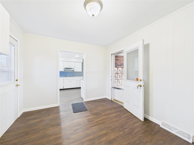 entryway featuring dark wood-style floors, baseboards, visible vents, and crown molding