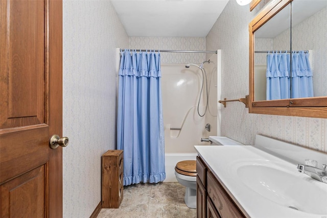 bathroom with shower / bath combo with shower curtain, vanity, toilet, and wallpapered walls