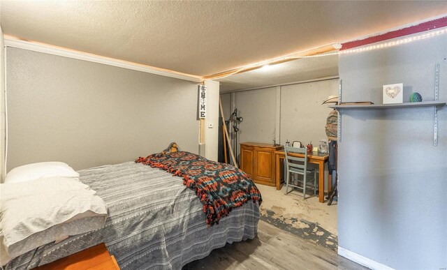 bedroom featuring a closet and a textured ceiling